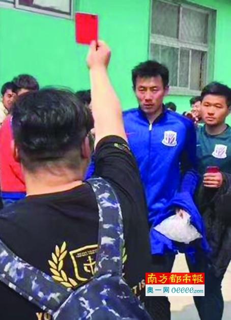 别看我
